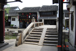 Zhouzhuang wheelbarrow track in bridge