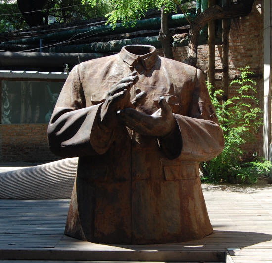 798 Art District - Headless Mao